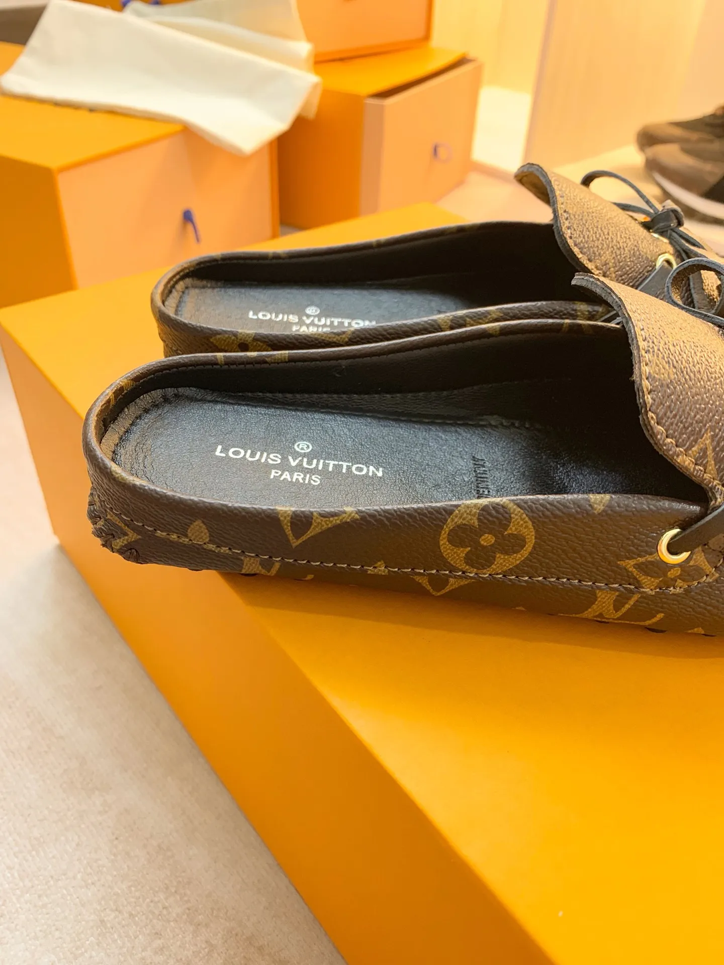 p460💰Couple model❤️🇫🇷 𝙇𝙤𝙪𝙞𝙨 𝙑𝙪𝙞𝙩𝙩𝙤𝙣 🇫🇷Louis Vuitton 2023 Classic𝓛𝓿 𝓣𝓻𝓪𝓲𝓷𝓮𝓻 Sports Series ➪➪➪¯ [Arizona Doudou Shoes Series] ▪️▪️▪️Arizona slip-on shoes are made of Monogram Eclipse canvas. Its hand-painted and dyed edges and hand-sewn uppers fully demonstrate Louis Vuitton's traditional shoemaking craftsmanship. This slip-on shoe is very lightweight. The integrated tongue and upper make it particularly comfortable and flexible. The soft outsole is equipped with rubber padding. Decorated with matching sash. Detailed features: ☑️Monogram Eclipse canvas ☑️Black Eclipse pattern ☑️Hand-painted shoe edges ☑️Hand-sewn uppers (each pair takes time to process) ☑️Integrated tongue and upper construction ☑️Outsole equipped with rubber lining ☑️size: 35_46